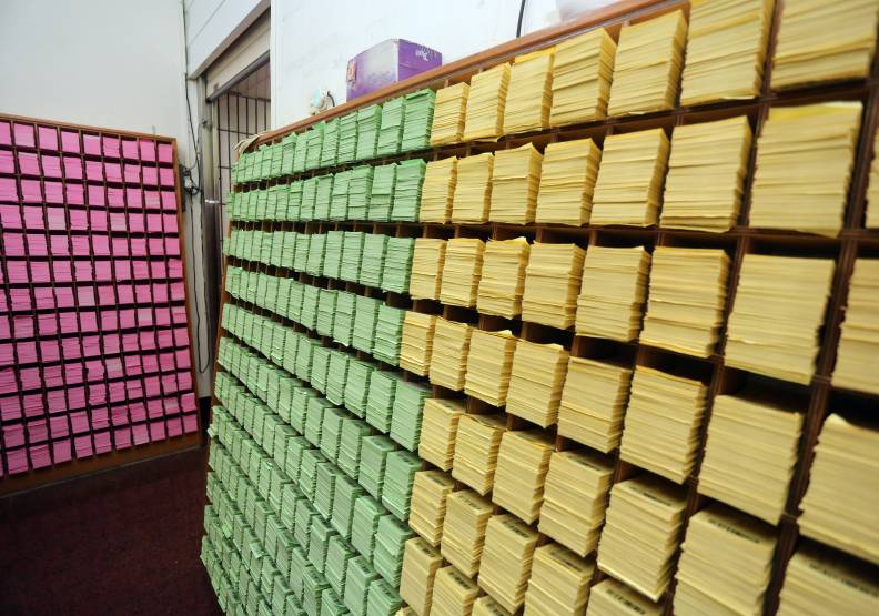 南投竹山紫南宮會依據不同年份,設計不同顏色的借據,方便追蹤與管理。張智傑攝。