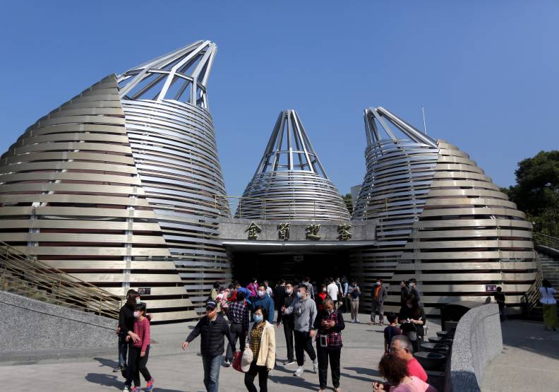 紫南宮耗資近4000萬打造的「七星級」廁所，以竹山特產竹筍為外觀，內有冷氣和噴水池。