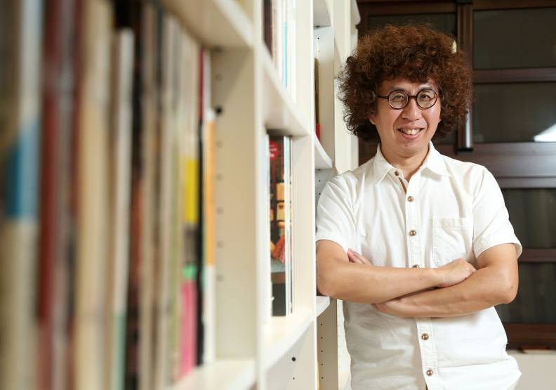 李明璁透過大量、多元的閱讀，來解構複雜的社會現象與人生難題。張智傑攝。