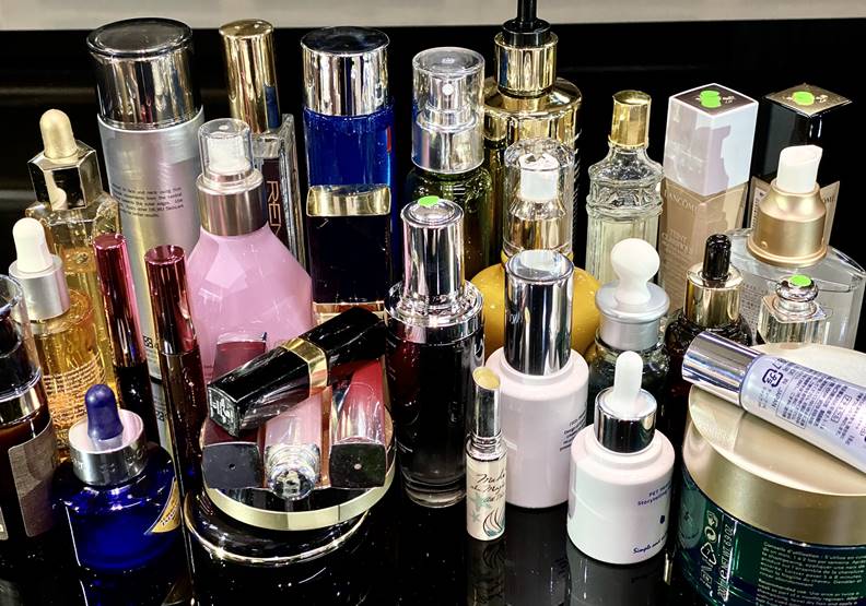 市面上化妝保養品常見用電鍍包裝，其實對大自然生態有所危害。圖片歐萊德提供。