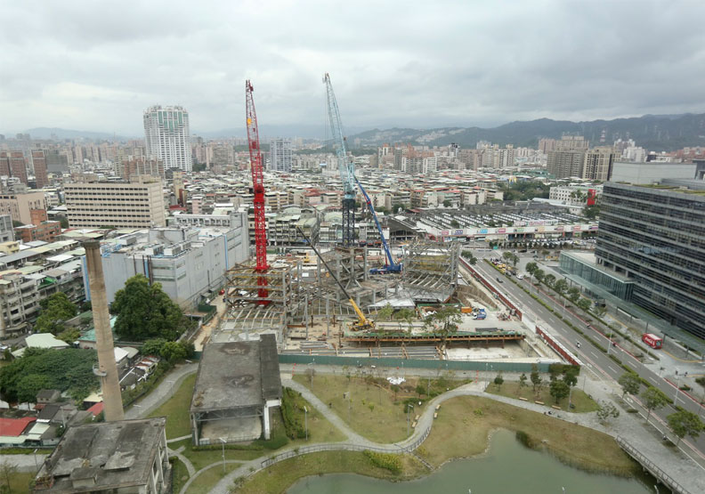 Google新辦公室大樓旁正在興建另一處半弧形的獨棟樓房。張智傑攝