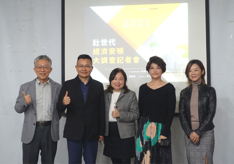 左起依序為理財名人施昇輝、高發會董事長吳春城、56789年齡實驗室執行長莊雅萌、理財名人夏韻芬、高發會執行長陳雪慧。蔣濬浩攝