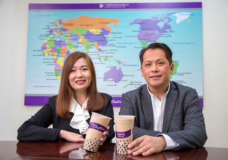 六角國際董事長王耀輝(右)、執行副總王麗玉(左)。賴永祥攝