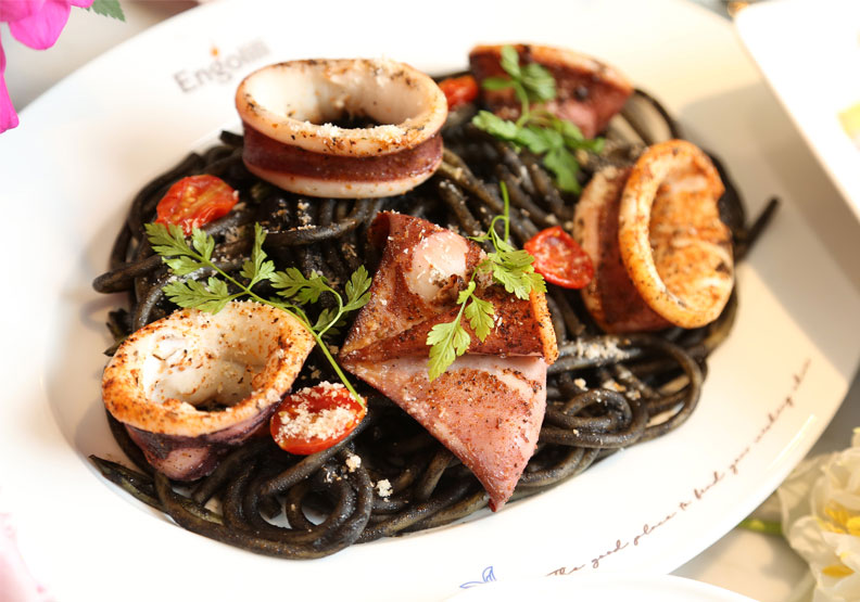 英格莉莉「黑色幽墨燒烤魷魚義大利麵」。張智傑攝