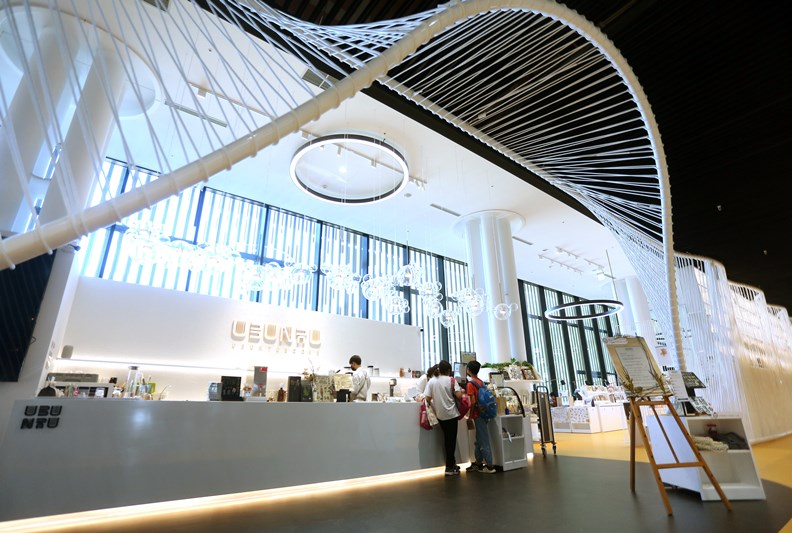 最美咖啡廳「烏邦圖」也在此設立分店。