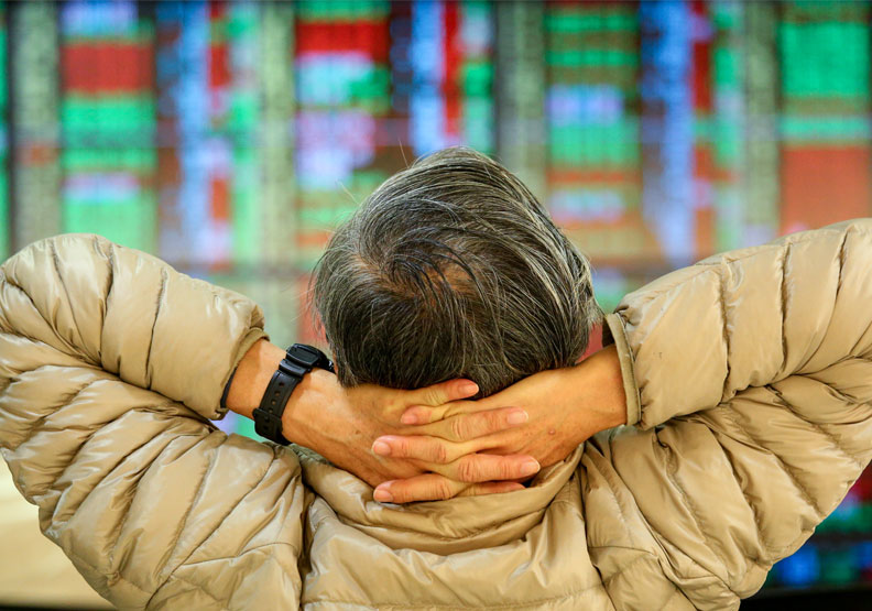 台股27日開高走高，指數一度衝上18099.78點，刷新歷史新高。賴永祥攝