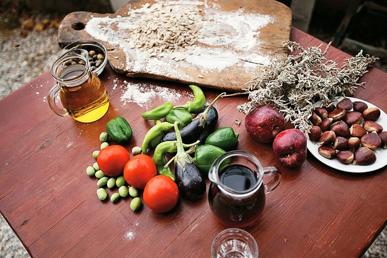 橄欖油、自家生產的蔬菜和豆類,還有佐餐必備的紅酒,是島上最普遍的飲食。