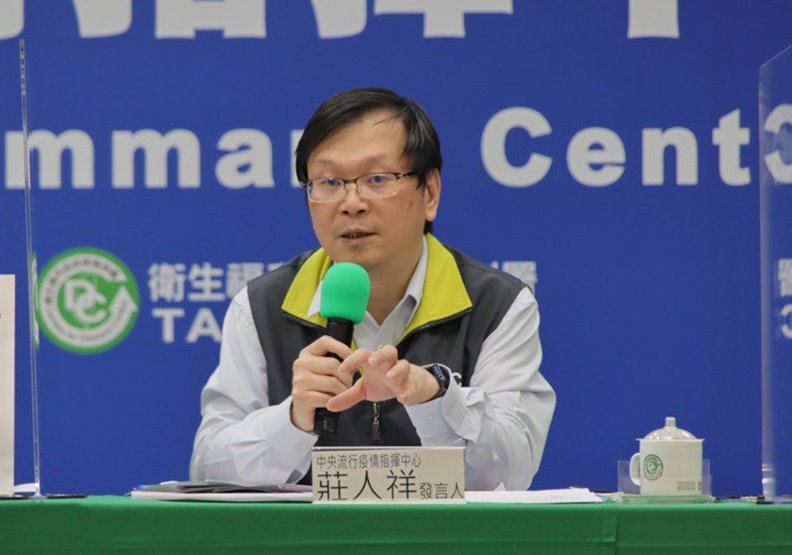 防疫重點》案908候診坐前後排被感染！恐因口罩沒戴好，手又去觸摸眼口鼻