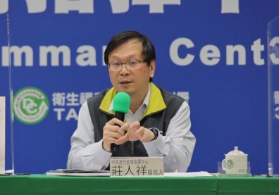 防疫重點》案908候診坐前後排被感染！恐因口罩沒戴好，手又去觸摸眼口鼻