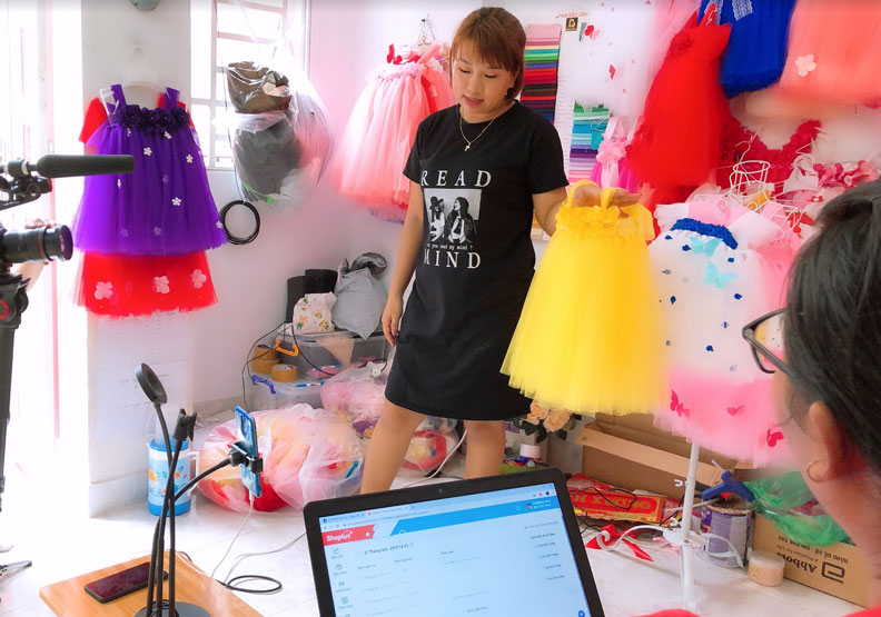 越南零售業者 Truc Nhi 正在臉書上銷售自己設計的童裝，支撐一家子的生計。iKala提供
