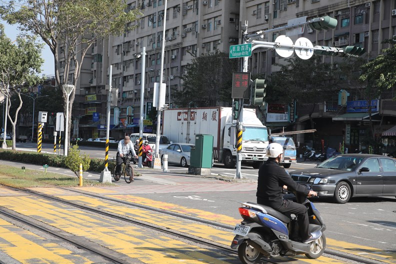 凱旋路旁的輕軌行經區域,上下班車流量不少。