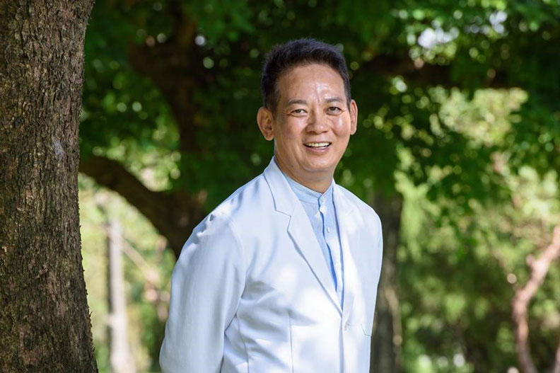 知名身心靈預防醫學專家,洛桑加參醫師 。時報出版提供