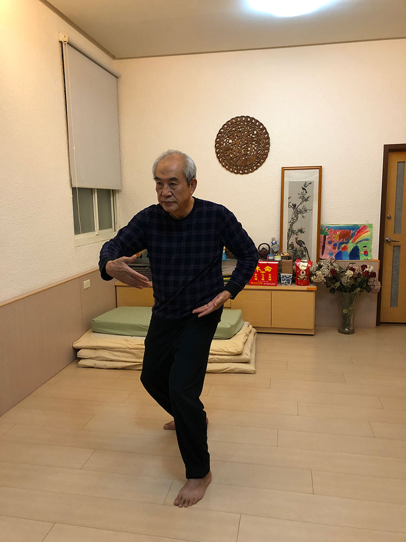 老人打太極拳對於提升免疫力、肌耐力、身體平衡力等都很有幫助。作者柯俊銘提供