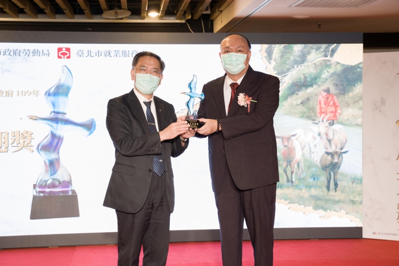 北商大連續五年獲頒青鳥展翅獎,由張瑞雄校長(圖右)代表領獎。