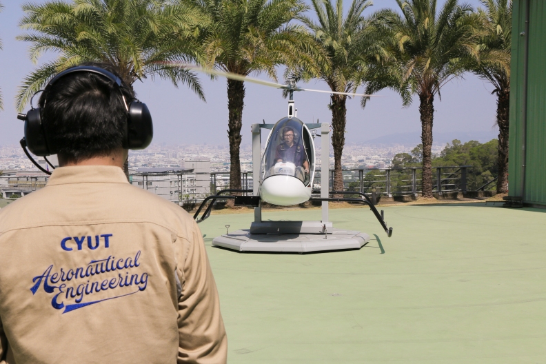 SVH-4直升機於朝陽科大飛機教學棚廠操作情形。