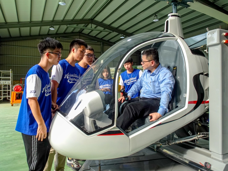 朝陽科大飛航系以飛行技術專業為主軸,培訓飛行員及飛行衍生技術相關人員,前景看好。