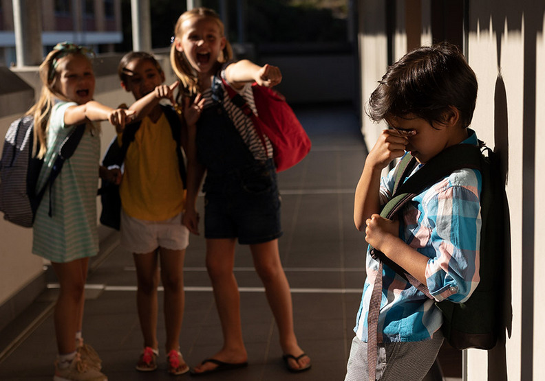 使用簡單、毫無情感的語言應對