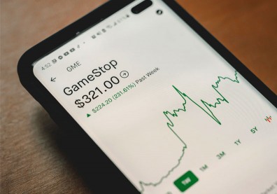 【GameStop狂潮】散戶上演《大賣空》，市場民主化其實已民粹化？