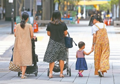 0-6歲國家真的要一起養！政院：育兒津貼8月增至3500元、明年5000元