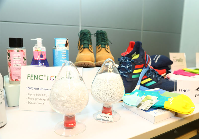 遠東新世紀從寶特瓶回收紗球衣、海廢回收球鞋、做到舊衣回收。池孟諭攝