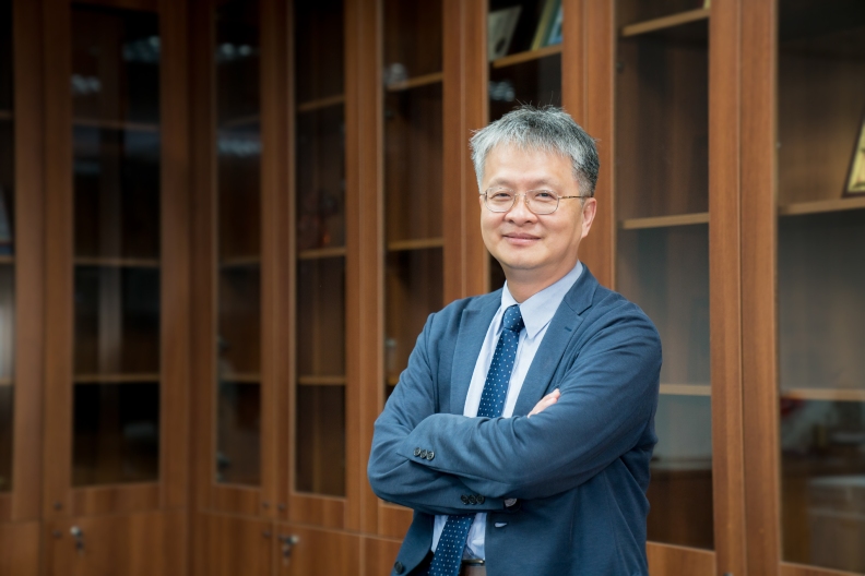 明新科技大學校長劉國偉表示,明新科大成立全國第一個「半導體學院」,對接產業需求育才,提升台灣半導體產業競爭力,讓學校、產業關係呈「魚水共生」的互利模式。