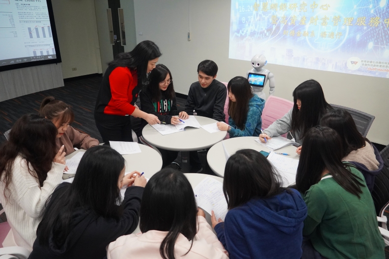 高資產財富管理服務中心環景投影牆實作場域，協助學生瞭解選時、選股的投資資訊。