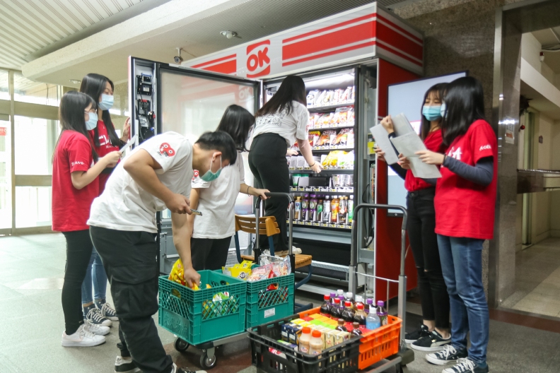 OK mini智慧商店提供理論與實務接軌的實作場域，訓練學生商品管理與訂貨補貨作業。