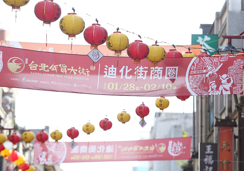 年貨大街橫幅仍高掛著。張智傑攝
