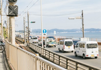 就是忍不住要邊走邊吃？疫情下的日本鎌倉人山人海，防疫亮紅燈