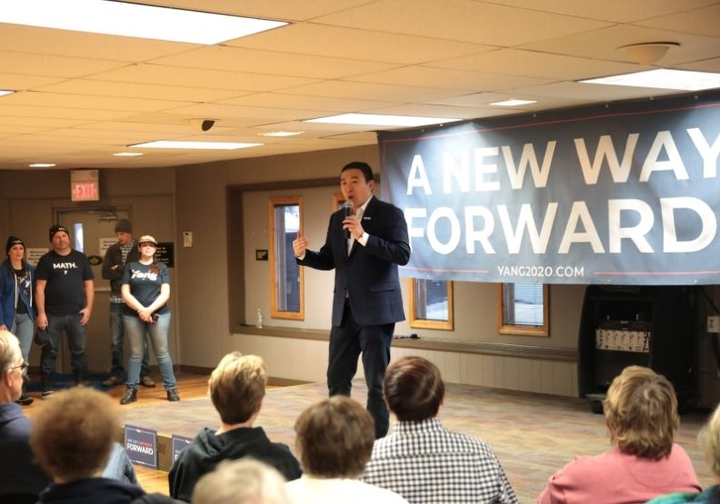 楊安澤2022年成立前進黨。取自維基百科