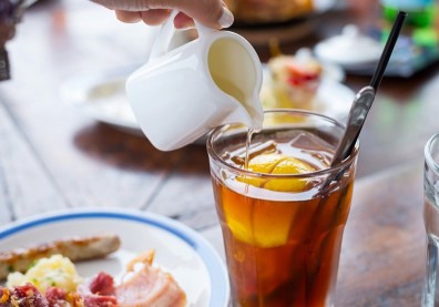 飯後別太快喝茶！一杯茶降低64%鐵吸收率，高量鈣也會抑制鐵的吸收