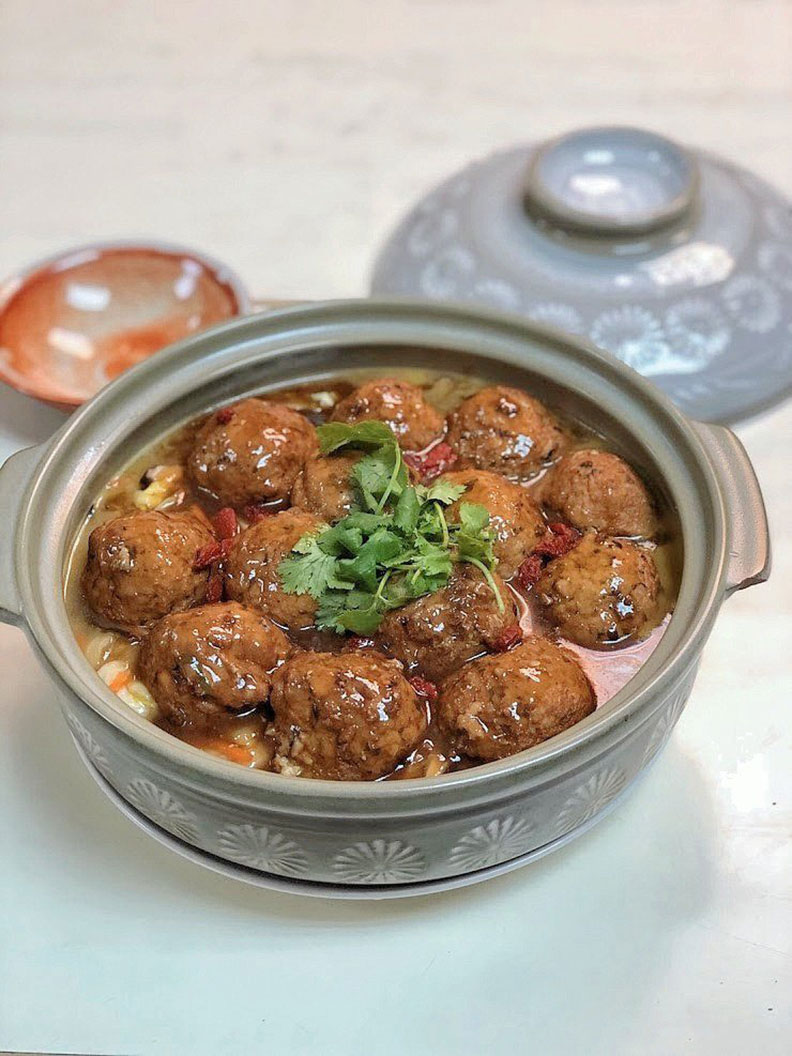 精燉獅頭敖白菜。聯安健康廚房提供