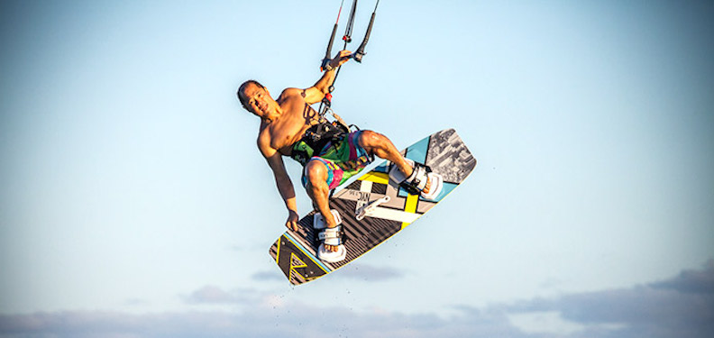 正在風箏衝浪的Bill。取自CNN