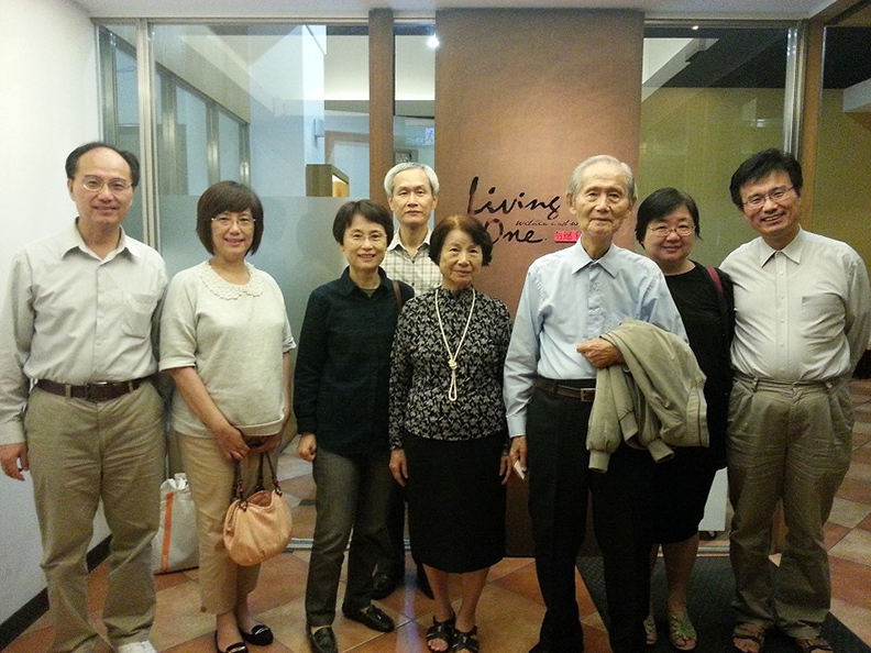 2013年,劉毓秀(前排左3)與當時82歲的母親(左4)、91歲的父親(右3)合照,雙親儘管年紀大,身體都相當健朗。