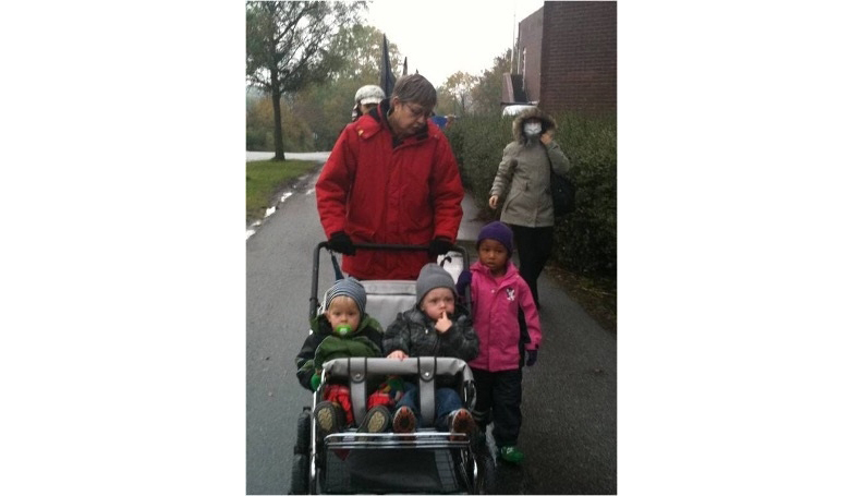 劉毓秀在瑞典參訪時,看見市政府聘僱的保母帶幼兒出門散步。完善的公共托育,也是提昇生育率的重要關鍵。