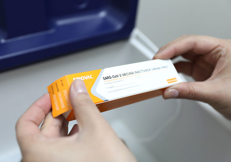 法國藥廠賽諾菲與葛蘭素史克藥廠(GSK)共同開發的疫苗。Flickr by Pontificia Universidad Católica de Chile