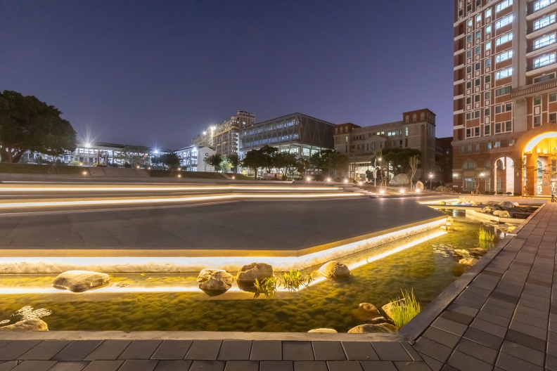 南臺科技大學「在水一方」親水域廣場統整學生校園活動場域,有感提升校園環境與空間品質。