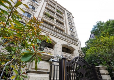 有錢就是任性？一次拿五億現金買房不眨眼