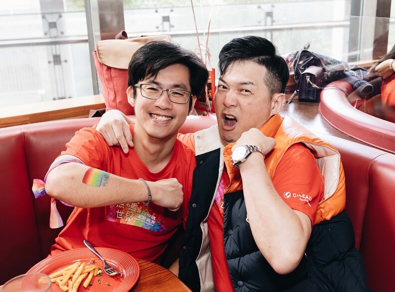 (左至右) 吉立亞醫藥台灣彩虹驕傲同盟(Pride Alliance)負責人江致遠、郭浩雲。