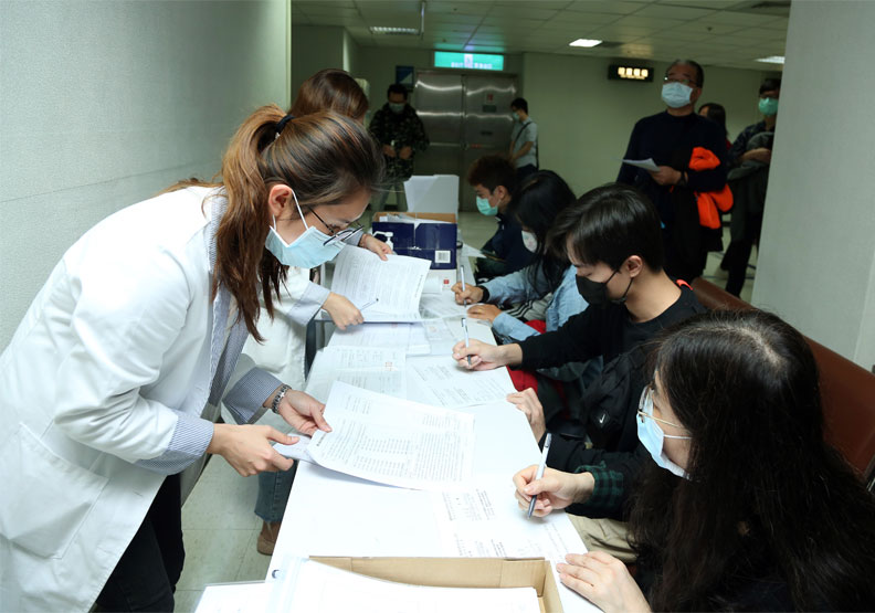 疫苗受試者填寫資料。張智傑攝