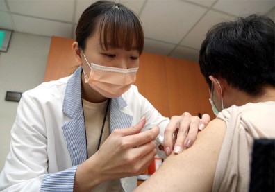 《遠見》記者獨家告白：施打新冠疫苗前一晚，我才意識到自己將成「試驗品」……