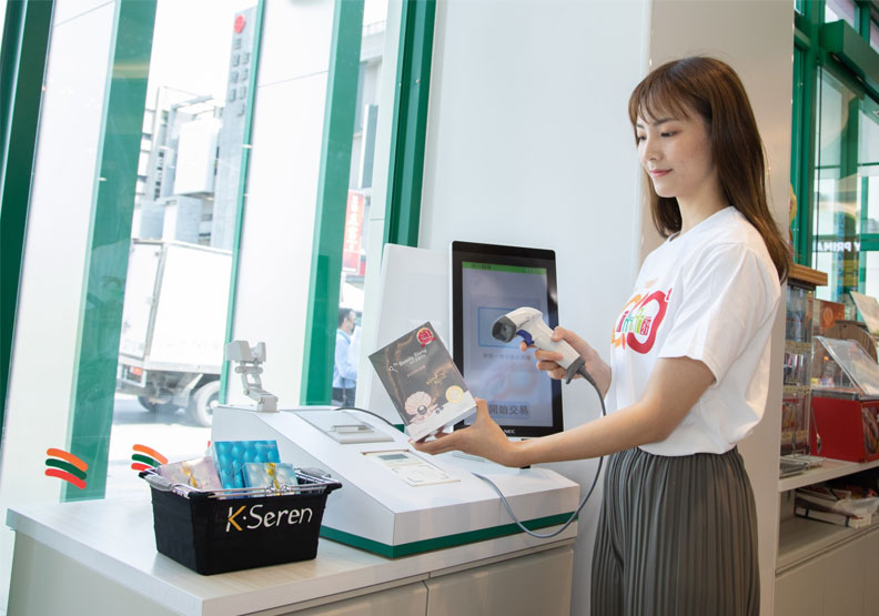 7-ELEVEN「鳳儀門市」導入X-STORE的「自助結帳系統」。池孟諭攝