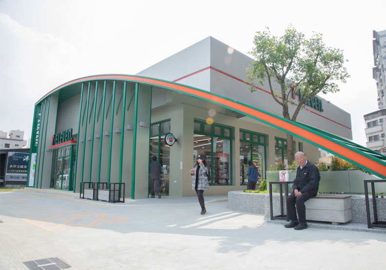 7-ELEVEN「鳳儀門市」是結合建築設計美學、實踐永續發展、節能生活體驗、與響應公益活動的首家「永續店型」。池孟諭攝