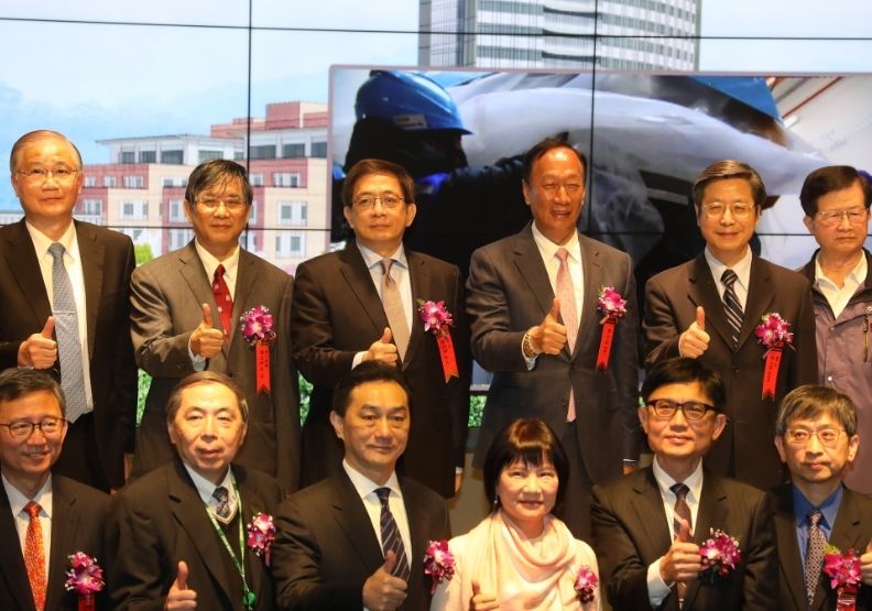 上排左起台大前校長楊泮池、台大癌醫院長楊志新、台大校長管中閔、永齡基金會創辦人郭台銘、台大副校長張上淳、台北市衛生局長黃世傑,一同慶祝質子治療設備吊裝儀式。蘇義傑攝。