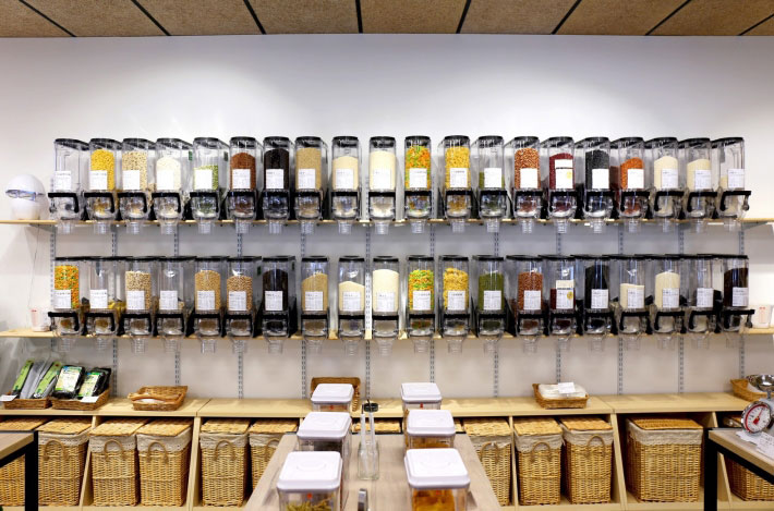 Unpackaged.U 以密封罐取代食品的塑膠包裝。圖片取自Unpackaged.U 商店粉絲專頁