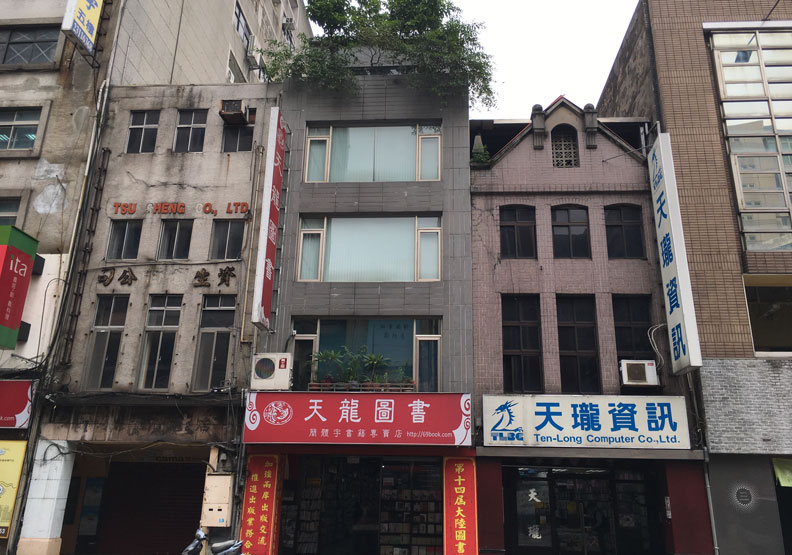 圖最左的樓房寫有「資生堂公司」,原為「一六軒」,今則連房子都拆了,空在那裡。