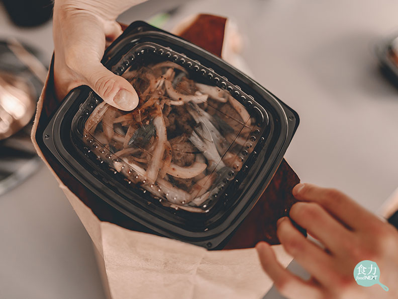 澳洲墨爾本研究中,只使用一個塑膠盒與一個塑膠袋的中式料理所產生的碳足跡,比起一份會用到紙袋、紙杯、紙盒、吸管等的漢堡套餐還要少。取自食力