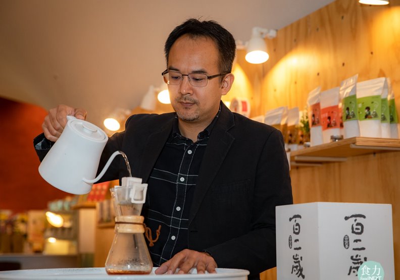 泡茶還要研究力學太難了！手沖掛耳包+茶葉切成顆粒，東茶西泡賣翻天