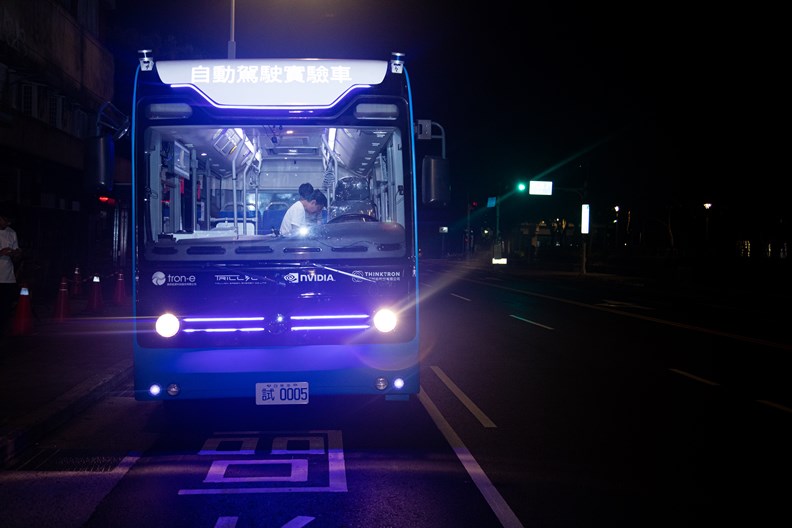 台北市已在鬧區馬路上試運行半年的自駕巴士。