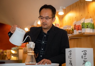 泡茶還要研究力學太難了！手沖掛耳包+茶葉切成顆粒，東茶西泡賣翻天